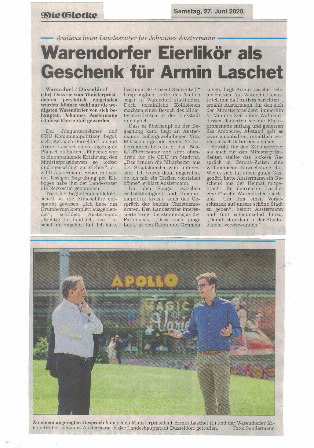 Johannes Austermann vom Scala-Filmtheater in Warendorf beschenkt Landesvater Laschet mit Hengstsprung-Eierlikör